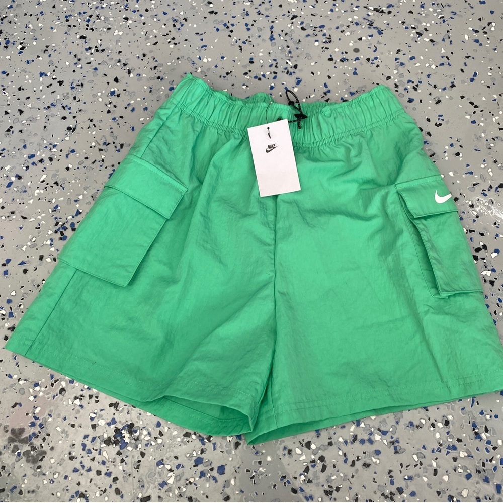 New Women's Nike DM6247 Loose Fit High Rise Windbreaker Cargo Shorts Small